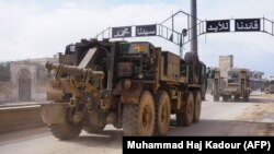 Турецький військовий конвой їде містом Бінніш у провінції Ідліб, Сирія, 10 лютого 2020 року