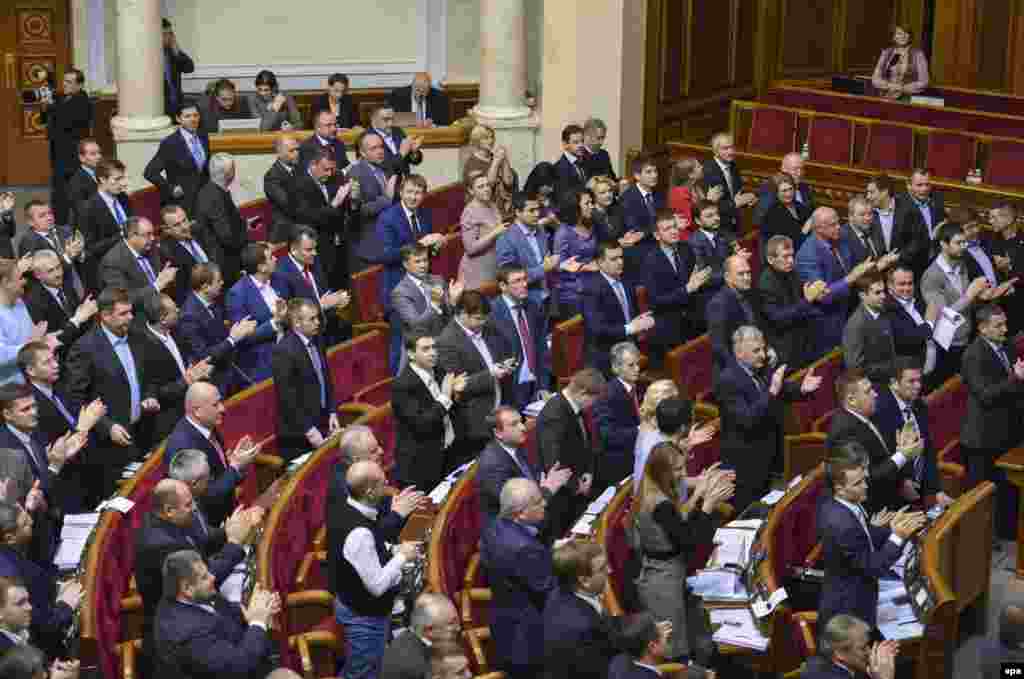 Рада підтримала закон про відмову України від позаблокового статусу. «За» проголосували 303 народних депутатів за 226 необхідних. Київ, 23 грудня 2014 року