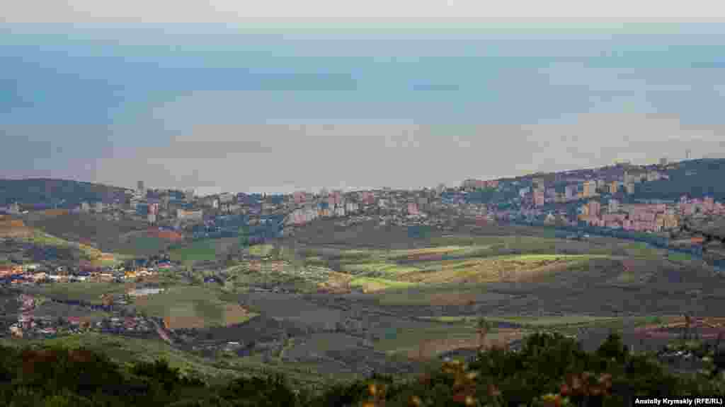 На горизонте – Алушта с Черным морем, которое сливается с небосводом