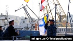 Підняття прапора на «Слов’янську» – патрульному катері класу Island. 13 листопада 2019 року. Фото Міністерства оборони України