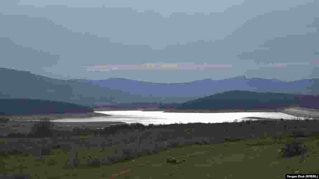 На водохранилище образовались косы и «полуострова»