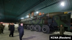 Північнокорейський лідер Кім Чен Ин оглядає міжконтинентальну балістичну ракету «Хвасон-14»