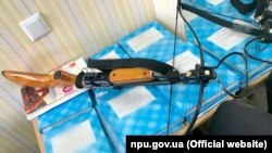 Дівчина поранила з арбалета двох учителів