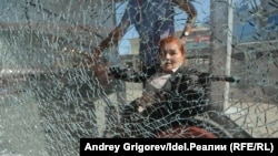 Амина Ибниева в неработающем лифте подземного перехода через улицу Пушкина, Казань.