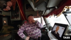 Дальнобойщики смотрят выступление президента 3 декабря