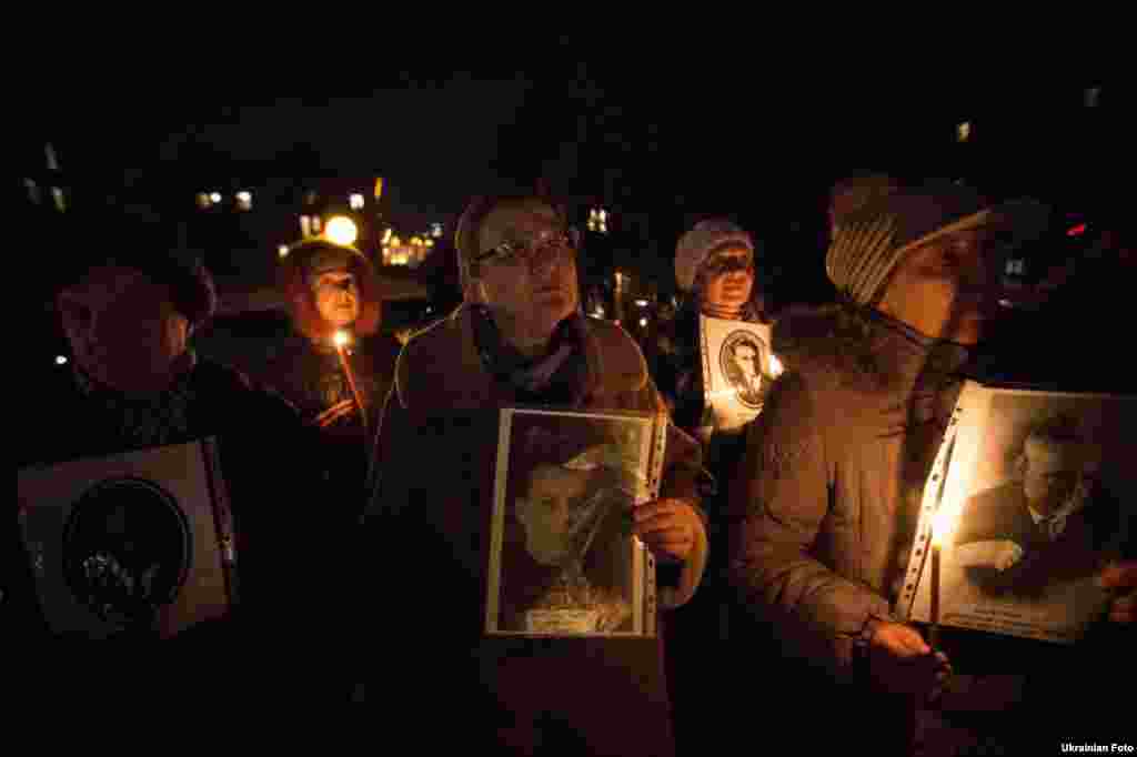 У Києві відбулася панахида за жертвами Соловецького етапу, розстріляного в урочищі Сандармох на півдні Карелії 27 жовтня, 1, 2, 3 і 4 листопада 1937 року. В ті дні було вбито 1111 ув'язнених, в т. ч. 290 українців. Фото від 27 жовтня 2014 року.