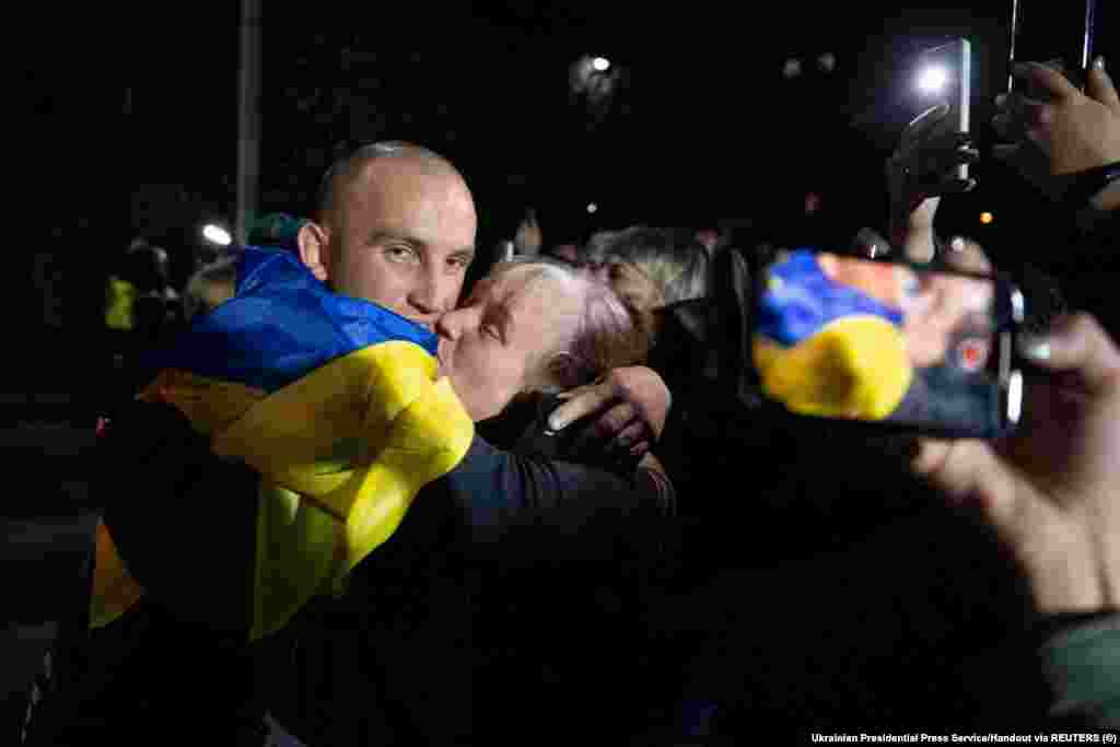 Звільнений з російського полону український військовополонений обіймає свою маму. Про повернення додому 95 українських військовополонених пізно ввечері 18 жовтня повідомив президент України Володимир Зеленський
