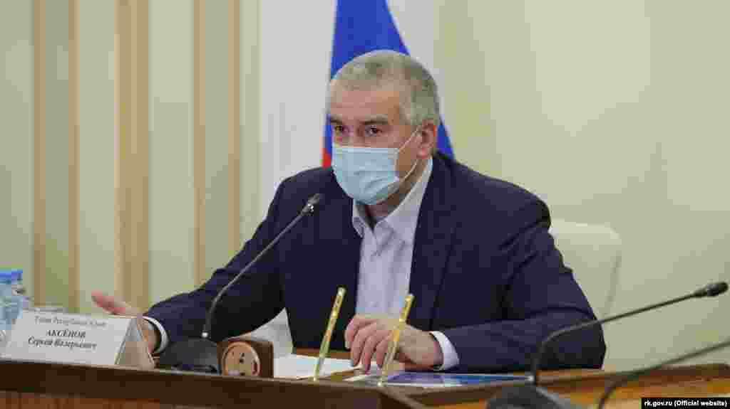 В начале мая 2021 года российский глава Крыма Сергей Аксенов сообщил, что у подконтрольной Кремлю крымской власти нет инструментов для регулирования цен на топливо на полуострове.  «К сожалению, мы привязаны к бирже. В данном случае есть объективные причины. С точки зрения спекуляций ФАС держит руку на пульсе, но если цена на бирже растет, то мы, к сожалению, предпринять какие-то шаги не сможем. У власти (инструментов – КР) регулирования цен на сегодня нет, и не только на топливо», – сообщил Аксенов.  Он также назвал «стандартной ситуацией» то, что цены на топливо в Крыму выше, чем в Краснодарском крае и Ростовской области соседней России