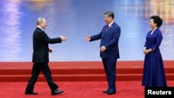 Президент Китаю Сі Цзіньпін та його дружина Пен Ліюань вітають президента Росії Володимира Путіна під час церемонії саміту Шанхайської організації співробітництва (ШОС) у Тяньцзіні, Китай, 31 серпня 2025 року