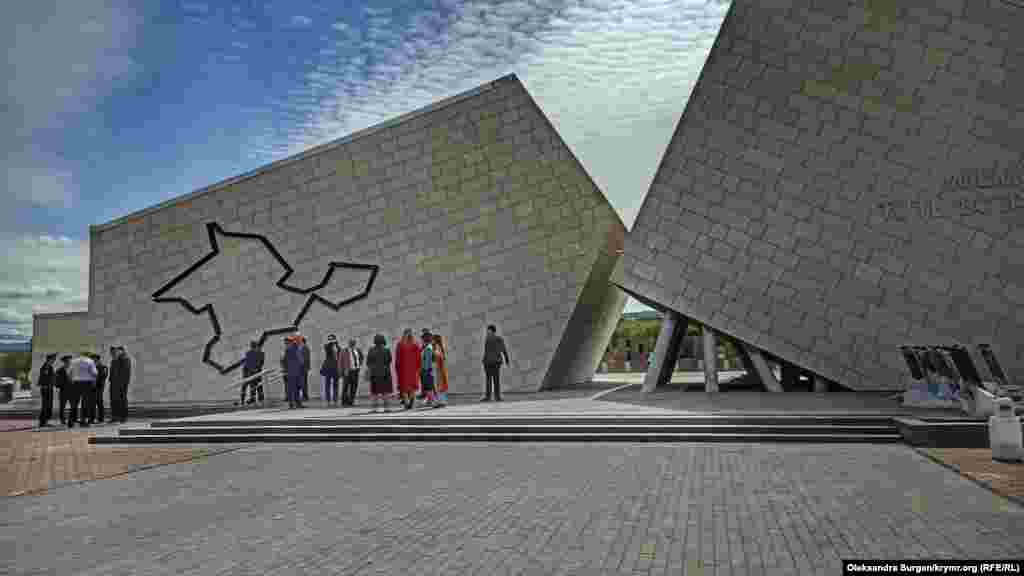 Основной объект комплекса – здание, символизирующее разлом. В одной его части, по замыслу проекта, будет находиться музей, а во второй – административная часть комплекса 