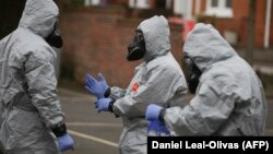 Британские военные в защитных костюмах очищают территорию в Солсбери после отравления Сергея и Юлии Скрипаль нервно-паралитическим веществом "Новичок"