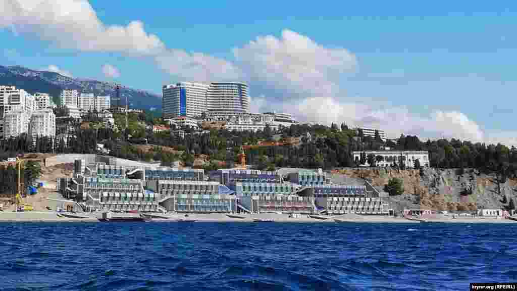 На пляже «Гуровские камни» до 2016 года часто отдыхали жители поселка. Теперь там возводят современный лагерь для «Артека»