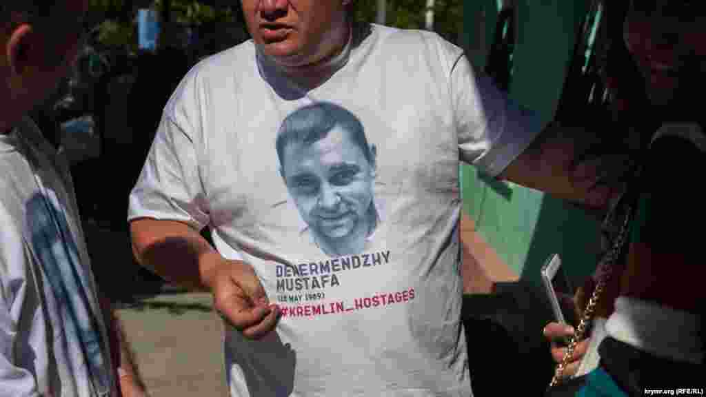 «Заложники Кремля»: на футболке – портрет Мустафы Дегерменджи. Подконтрольный Кремлю Центральный районный суд Симферополя продлил ему домашний арест до 7 июля