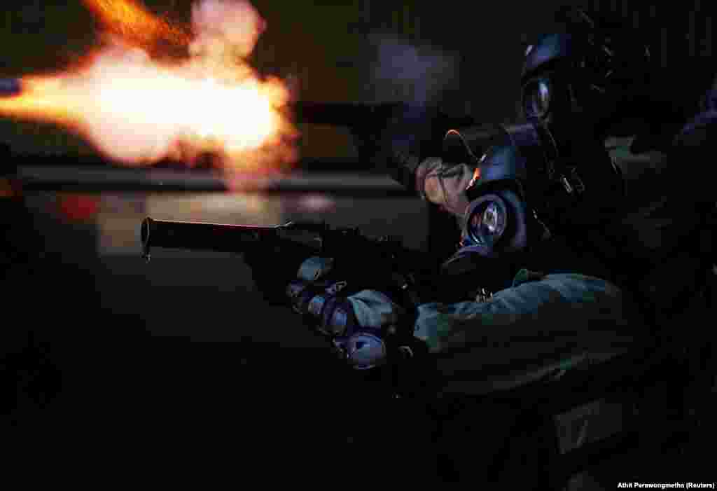 Поліція застосовує сльозогінний газ у Гонконгському політехнічному університеті, 18 листопада 2019 року