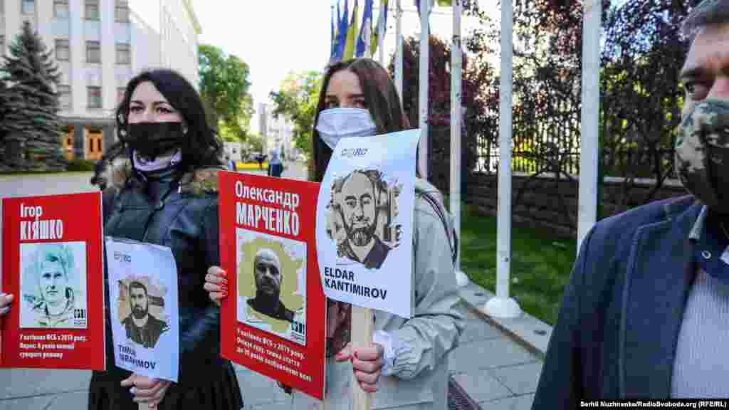 Крымчанина Эльдара Кантимирова задержали в ходе массовых обысков в Белогорском районе 10 июня 2019 года. Сейчас он проходит как фигурант бахчисарайского «дела Хизб ут-Тахрир», российские силовики преследуют его якобы за участие в деятельности террористической организации. Защитники крымчан, обвиняемых в причастности к «Хизб ут-Тахрир», считают дела мотивированным по религиозному признаку.