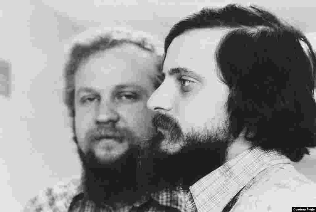 Петр Вайль и Александр Генис. 1980. Фото Нины Аловерт. Петр Вайль (1949–2009) работал на "Свободе" в качестве главного редактора Русской службы. Александр Генис и сейчас сотрудник редакции, вскоре в эфир выйдет очередной сезон его подкаста "Взгляд из Нью-Йорка" 