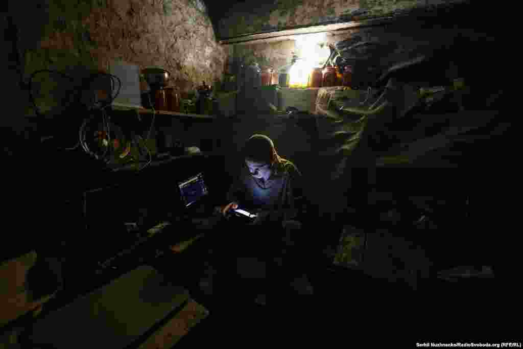 Невеликий підвал, де підрозділ аеророзвідки 25-ї Січеславської бригади несе чергування: двоярусне ліжко, декілька стільців, ноутбук, старлінк і стелажі з консервацією – відголосок  мирного життя попередніх власників