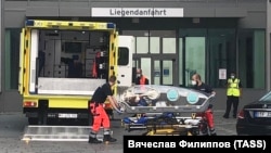 Траспортування капсули з тілом російського опозиційного політика Олексія Навального до берлінської клініки «Шаріте», серпень 2020 року