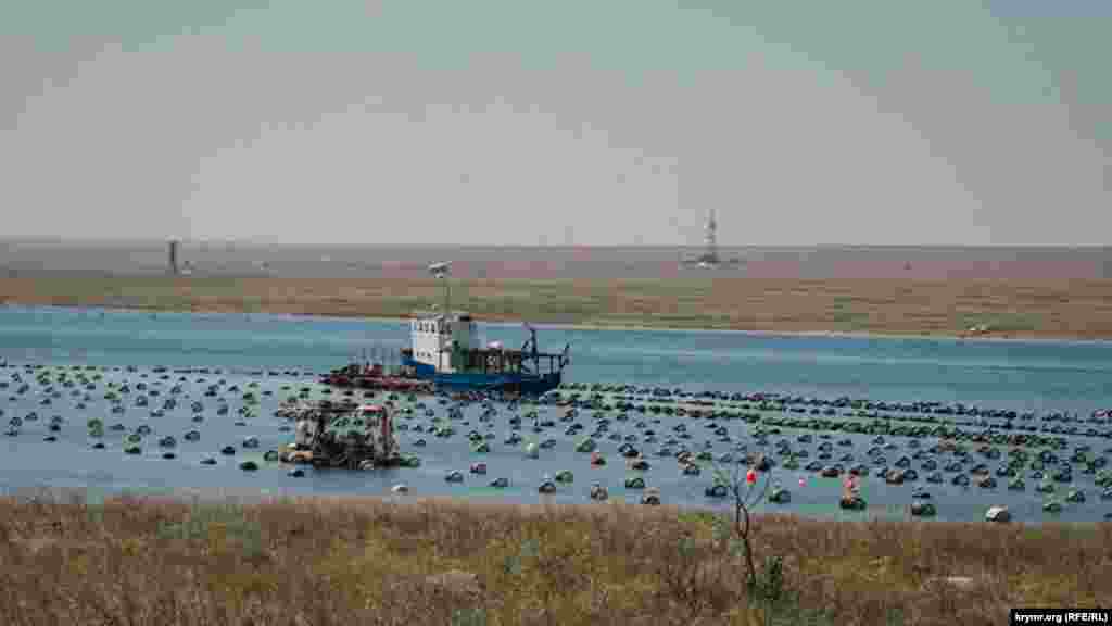 Буксир «Матросик» посреди Донузлава