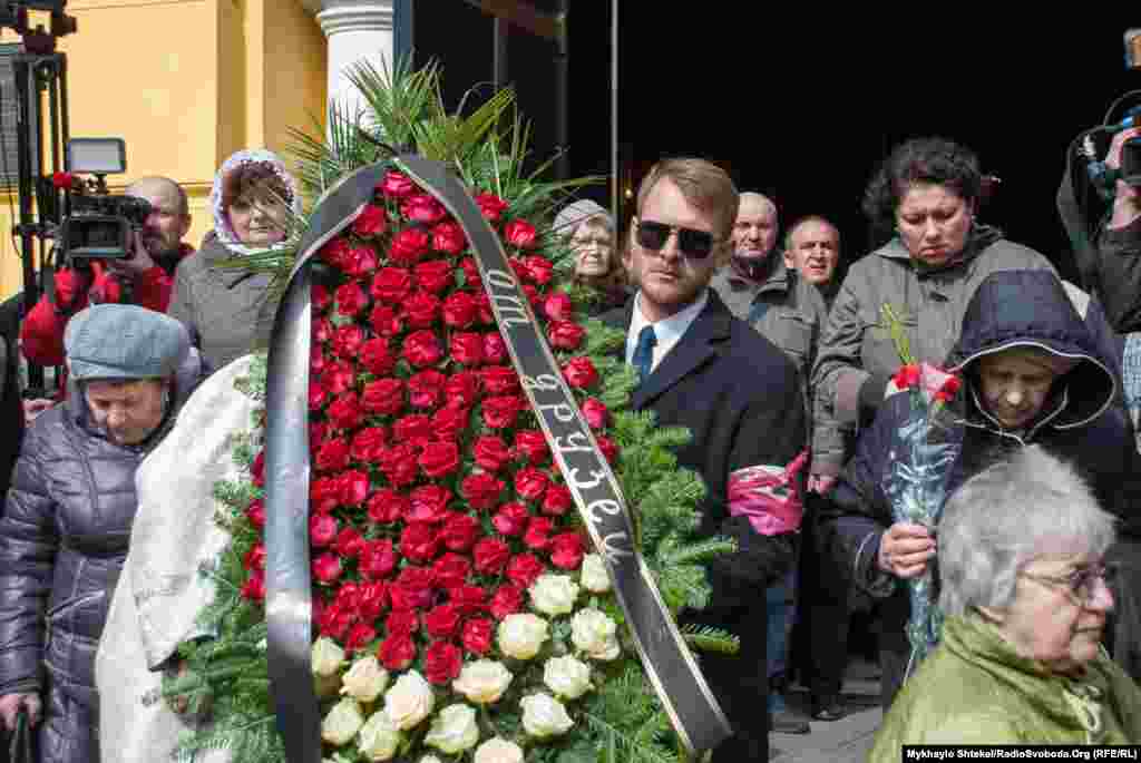 Після відспівування тіло відвезли на Звіринецьке кладовище – невеличкий напівзакритий некрополь поблизу Батьківщини-матері