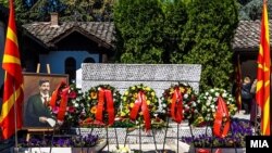 Саркофагот со посмртните останки на Гоце Делчев од 1946 година се наоѓа во дворот на црквата „Св. Спас“ во Скопје.