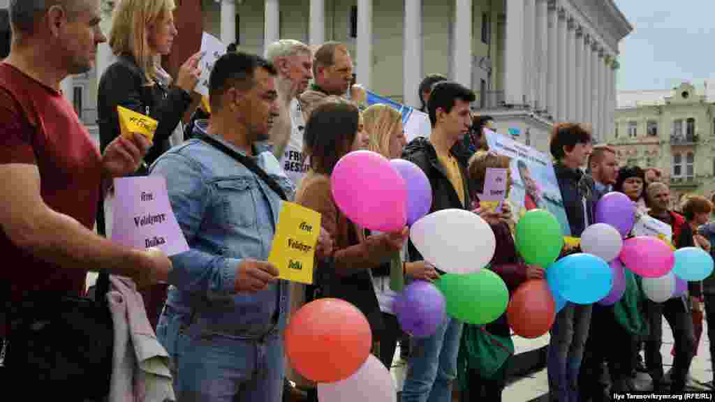 Поздравить Владимира Дудку с днем рождения собрались около 50 человек, среди них –бывшие заключенные: Евгений Панов, Исмаил Рамазанов и Игорь Мовенко