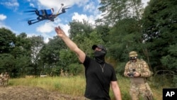 Ukrajinski vojnik 57. motorizirane brigade upravlja FPV dronom na ratištu u regiji Harkiv u Ukrajini, avgust 2025.