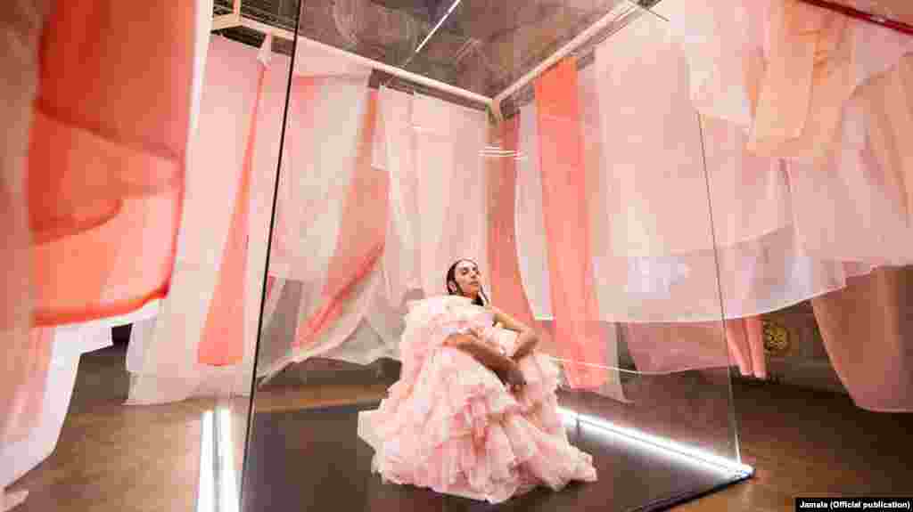 «Хрустальным замком» на съемках видеоклипа стал стеклянный куб