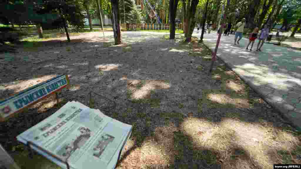 Газета российского парламента полуострова «Крымские известия» на стеллаже в Детском парке никого не интересовала