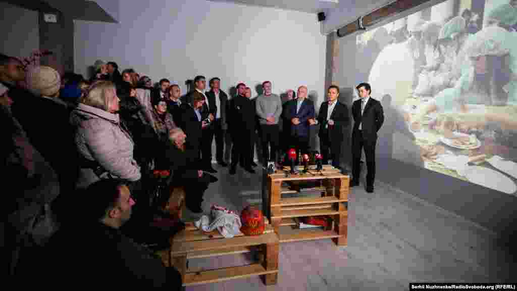 Під час відкриття заходу були присутні учасники Революції гідності, особи, які постраждали під час участі в масових акціях, представники влади (справа наліво): міністр культури Євген Нищук, директор Національного меморіального комплексу Героїв Небесної сотні – Музею Революції гідності Ігор Пошивайло, перший віце-прем’єр-міністр України, міністр економічного розвитку і торгівлі України Степан Кубів