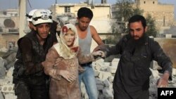 Спасатели помогают женщине, попавшей под авиаудары, Алеппо, 10 апреля 2016