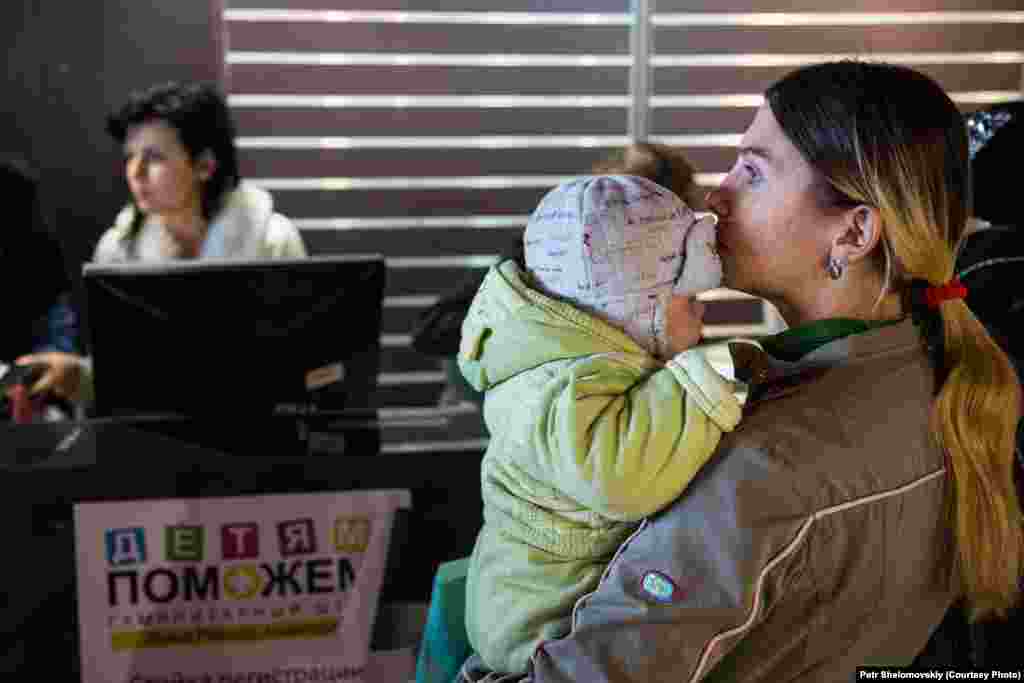 В той час, коли в Донецьк&nbsp;гуманітарна допомога&nbsp;доходить, в більш віддалені райони Донбасу вона не дістається 