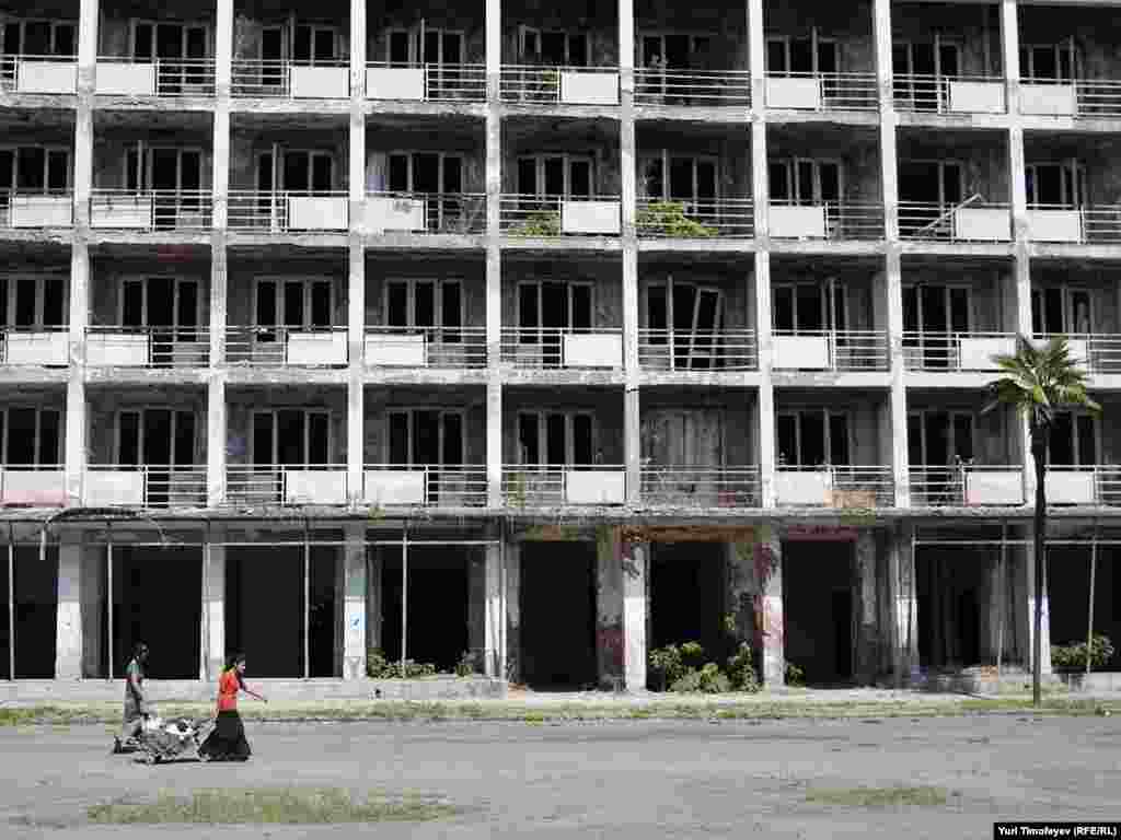 ...но по дороге на пляж все еще можно встретить развалины советских домов отдыха.