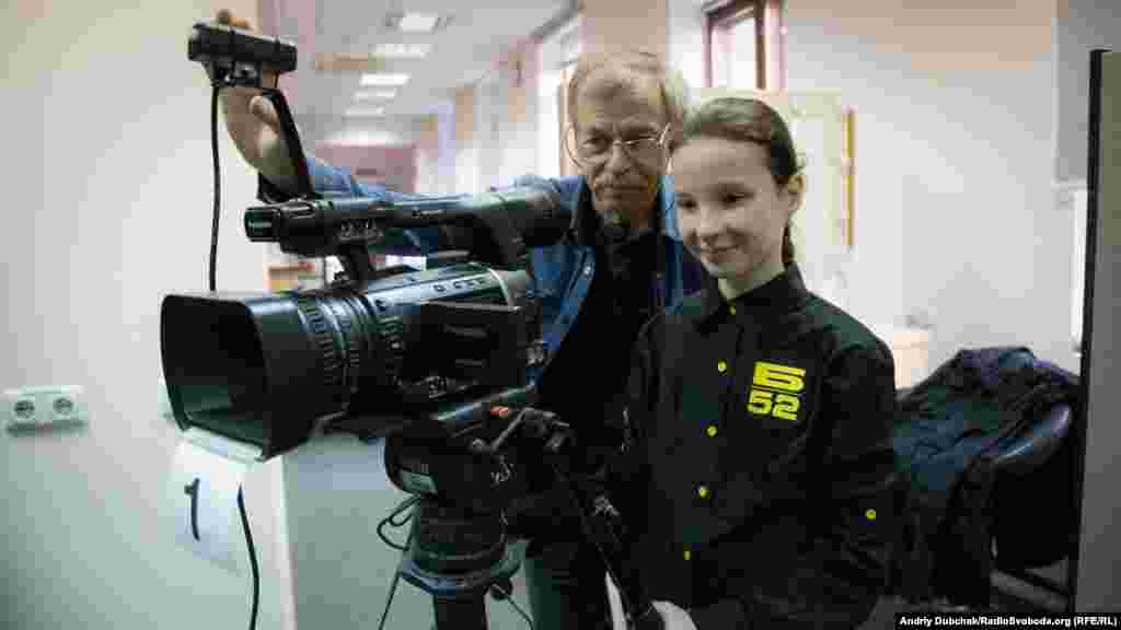 До Дня працівників радіо, телебачення і зв'язку (відзначають 16-го листопада) учні Київської спеціалізованої школи №52 із поглибленим вивченням інформаційних технологій завітали до Київської редакції Радіо Свобода. На фото: оператор Радіо Свобода Валерій Чижов показує школярці, як працює студійна камера. Київ, 15 листопада 2017 року ПЕРЕГЛЯНЬТЕ ФОТОГАЛЕРЕЮ