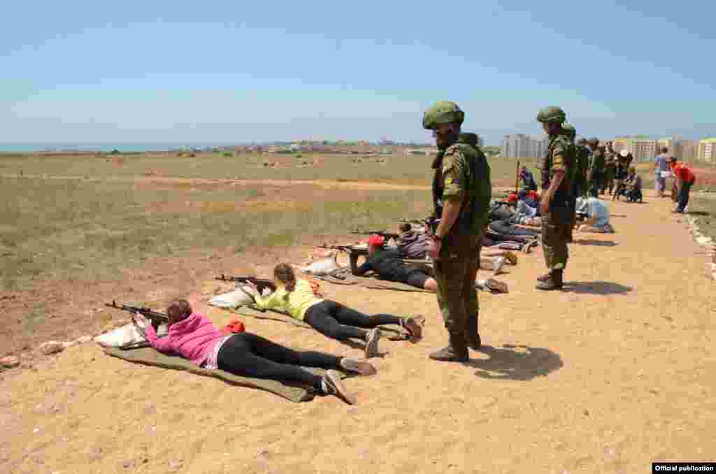 Стрільби під час фінального етапу Всеросійської військово-спортивної гри «Перемога» (беруть часть діти віком від 14 до 16 років). Окупований Росією Севастополь, 1 липня 2015 року. Більше про це тут