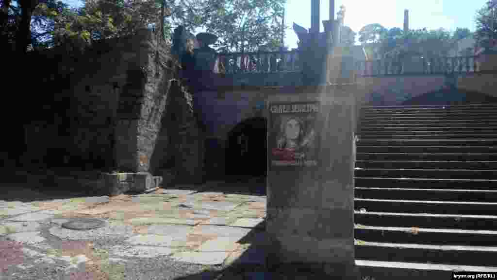 Склеп Деметры, расположенный у подножия Митридатской лестницы, трещина  своде которого, по утверждению властей, спровоцировала разрушение достопримечательности