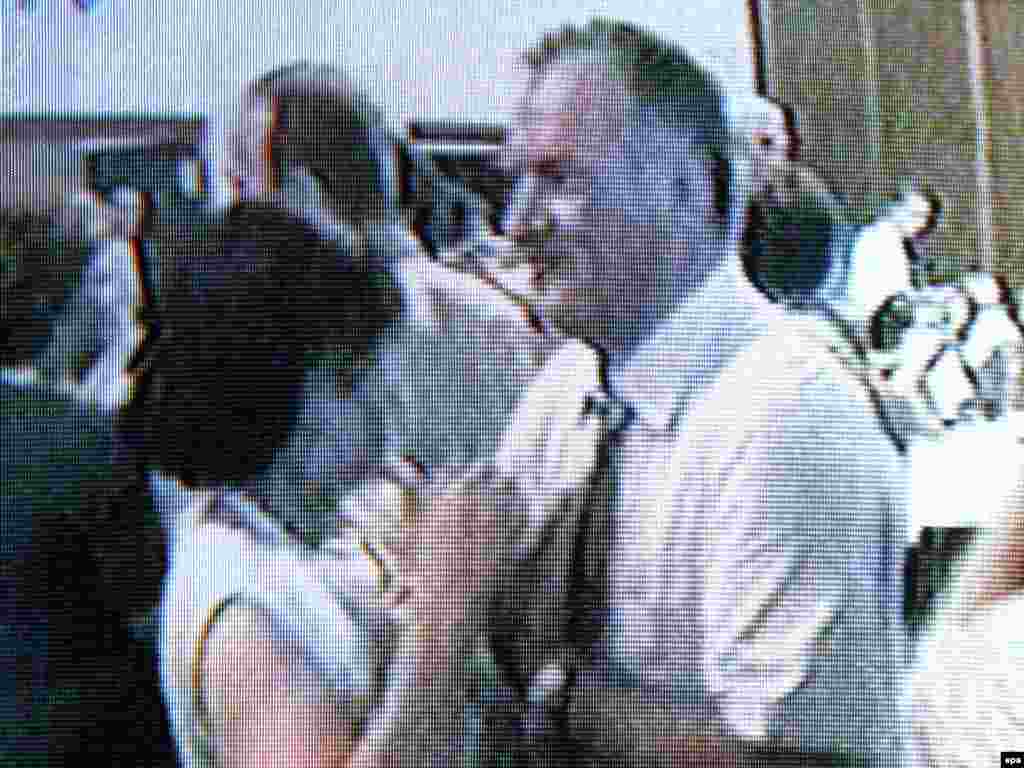 Кадр из видео 2009 года, на которой предположительно изображен Ратко Младич танцующий с неизвестной женщиной