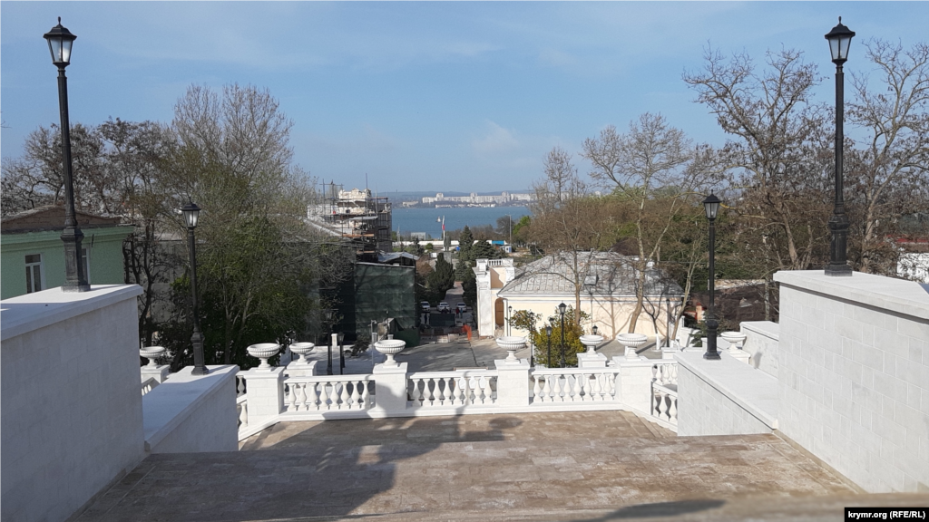 Большая Митридатская лестница ведет на гору Митридат, расположенную в историческом центре Керчи. Построенная в 1840 году, Митридатская лестница насчитывала 436 ступеней и считалась одним из символов древнего города. В 2015 году лестница пострадала от частичного обрушения, после этого началась долгая эпопея с ее «реконструкцией», которая на годы лишила керчан и туристов возможности подниматься по ней на вершину горы Митридат