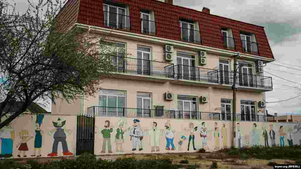 Персонажи сериала «Симпсоны» на заборе сельского мини-пансионата