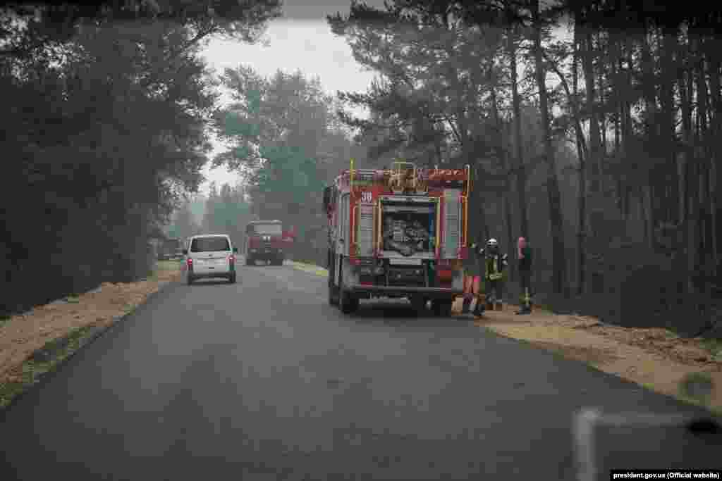 Наразі в лісі залишається близько трьох осередків займання, які викликають занепокоєння рятувальників. Більшою мірою вогонь зачепив село Смолянинове та дачний кооператив «Вовче»