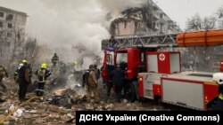 Рятувальники працюють на місці ракетного удару по Полтаві, 1 лютого 2025 року. Фото ілюстративне