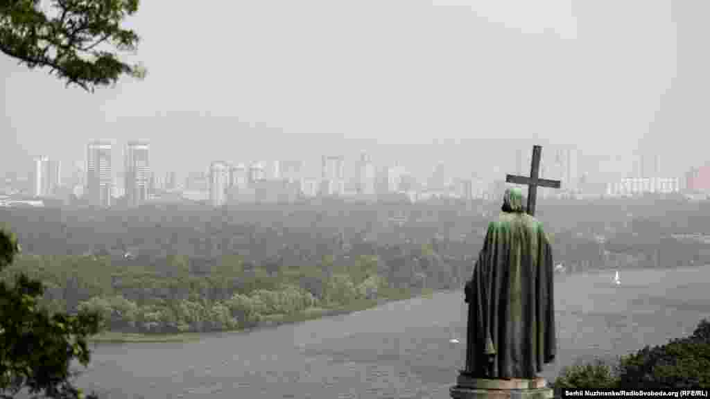 «Астраханський суховій» несе вітром із Астраханських напівпустельних степів у Росії, що на північно-західному узбережжі Каспійського моря. На фото – вигляд на лівий берег Дніпра біля пам'ятника правителю періоду України-Русі Володимиру Великому в Києві