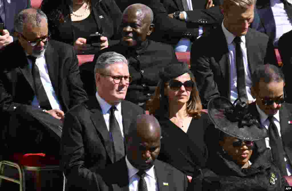 Британскиот премиер Кир Стармер со сопругата