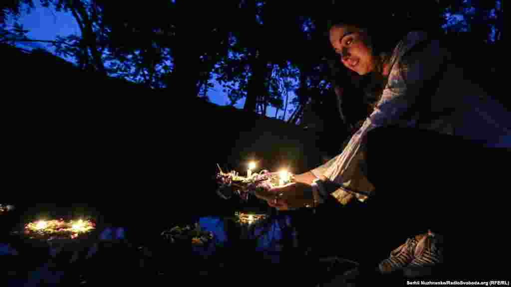 Згідно з народним повір'ям, якщо вінок пливе добре й гарно горить свічка, то дівчина вийде заміж; якщо він крутиться на місці, то ще дівуватиме, а як потоне — заміж не вийде взагалі. Якщо ж вінок відпливе далеко й пристане до якогось берега, то, значить, що туди дівчина заміж піде