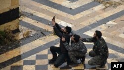 Бійці сирійських проурядових сил роблять селфі у дворі древньої мечеті Омейядів у Старому місті Алеппо, 13 грудня 2016 року