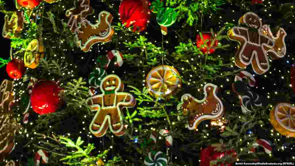 Цьогорічну тематику ялинкових прикрас виконали в «їстівному» стилі – імбирне фігурне печиво та соковиті фрукти зробили ялинку неповторною