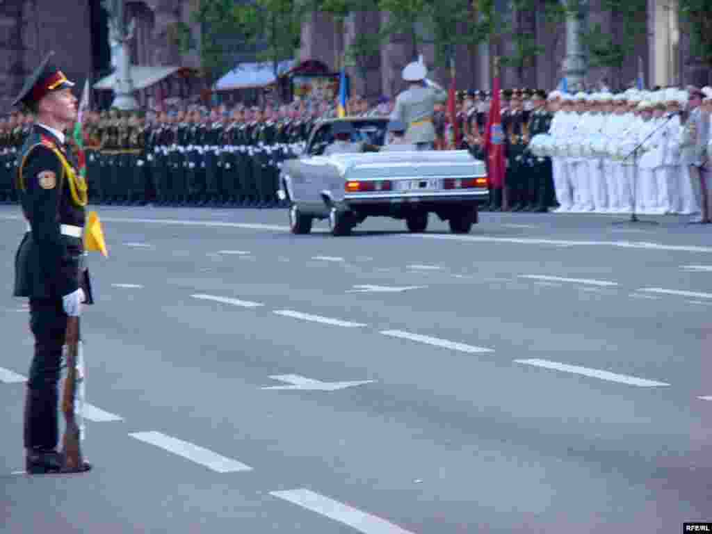 Головнокомандувач Збройними силами України оглядає війська перед парадом.