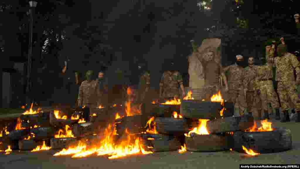 У центрі Києва пройшов «Марш Святослава», учасники вимагали від влади офіційно визнати факт війни з Росією, скасувати мінські домовленості, надати «свободу політв’язням» і зупинити «репресії проти добровольців». Кульмінацією маршу став підпал шин на вході до Маріїнського парку. Київ, 3 липня 2015 року. ФОТОГАЛЕРЕЯ з МАРШУ