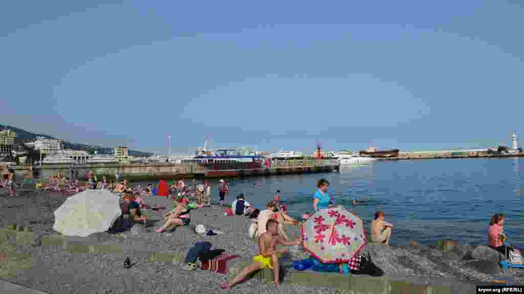 Некогда заполненный людьми городской пляж в Ялте сейчас принимает на порядок меньше туристов  