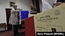 На одній із дільниць під час виборів, 16 жовтня 2016 року